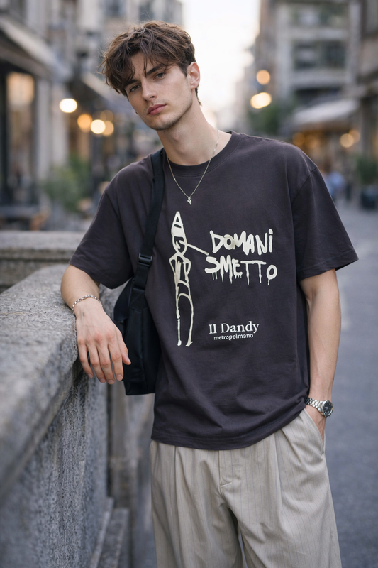 T-Shirt “Domani Smetto” Antracite – Il Dandy Metropolitano