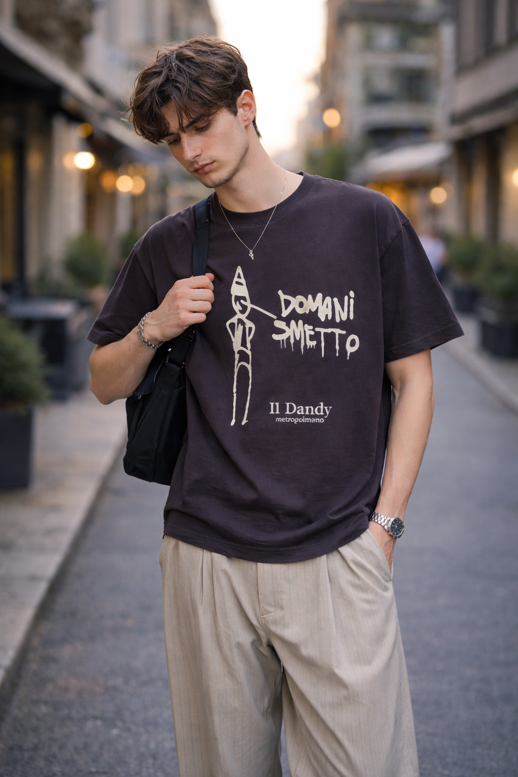 T-Shirt Nera con Stampa Oro “Il Dandy Metropolitano” – Icona Urban Luxury
